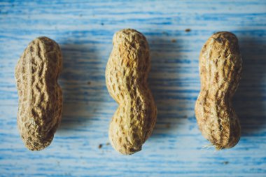 Taze fıstık kabuğu mavi masa