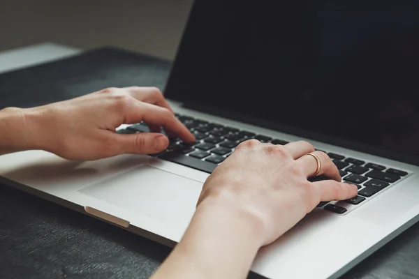 Frauenhände arbeiten am Laptop — Stockfoto