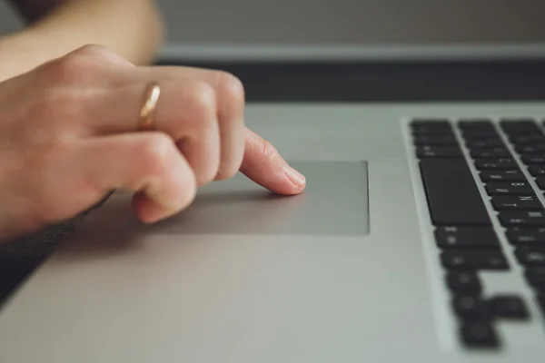 Womans hands working on laptop computer — Stock Photo, Image