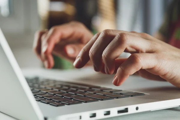 Womans hands working on laptop computer — Stock Photo, Image