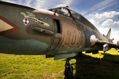 Askeri uçak Su-22 M4, orijinal taktik renklerle sol tarafta. Fotoğraf yazın güneşli bir günde çekildi..