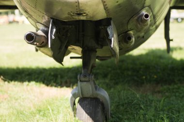 Uçak: Lim-1 (lisanslı MiG-15, NATO: Fagot). Uçak iniş takımları.