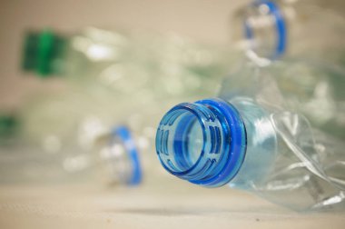 Plastik su şişeleri - çevresel farkındalığı artırmak için kullanılan atıkların ayrımcılığı.