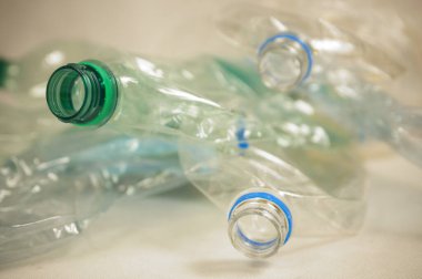 Plastik su şişeleri - çevresel farkındalığı artırmak için kullanılan atıkların ayrımcılığı.