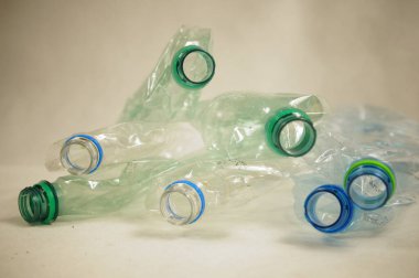 Plastik su şişeleri - çevresel farkındalığı artırmak için kullanılan atıkların ayrımcılığı.