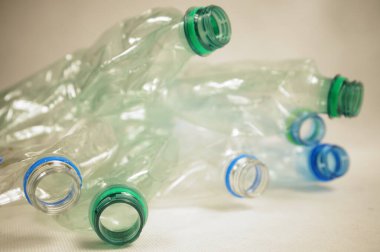 Plastik su şişeleri - çevresel farkındalığı artırmak için kullanılan atıkların ayrımcılığı.