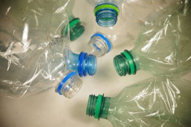 Plastik su şişeleri - çevresel farkındalığı artırmak için kullanılan atıkların ayrımcılığı.