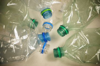 Plastik su şişeleri - çevresel farkındalığı artırmak için kullanılan atıkların ayrımcılığı.