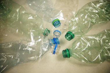 Plastik su şişeleri - çevresel farkındalığı artırmak için kullanılan atıkların ayrımcılığı.