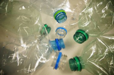 Plastik su şişeleri - çevresel farkındalığı artırmak için kullanılan atıkların ayrımcılığı.