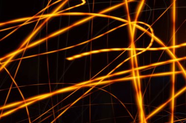 Siyah arkaplanda altın iplikler - kaos içinde altın ve turuncu neonları gösteren soyut grafik arkaplan
