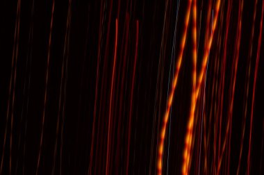 Siyah arkaplanda altın iplikler - kaos içinde altın ve turuncu neonları gösteren soyut grafik arkaplan