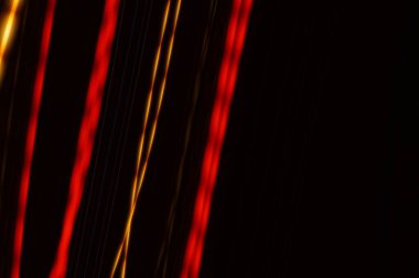 Düzensiz kırmızı kurdeleli soyut arkaplan.