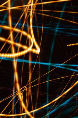 Siyah arkaplanda su iplikleri - gök mavisi düzensiz çizgileri ve kaotik şeritleri gösteren soyut grafik arkaplan.