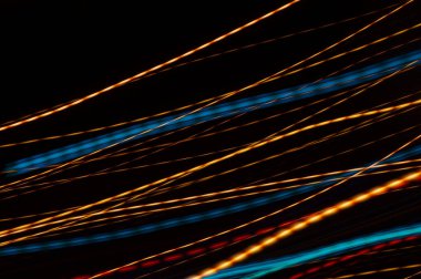 Siyah arkaplanda su iplikleri - gök mavisi düzensiz çizgileri ve kaotik şeritleri gösteren soyut grafik arkaplan.