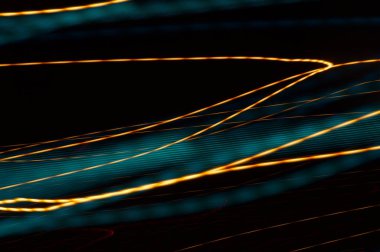 Siyah arkaplanda su iplikleri - gök mavisi düzensiz çizgileri ve kaotik şeritleri gösteren soyut grafik arkaplan.