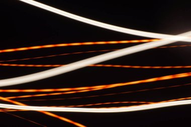 Beyaz kurdele - soyut parlak neon, siyah arkaplan.