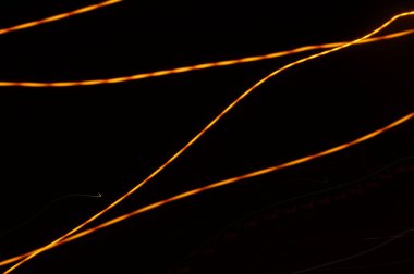 Parlak flama - siyah arkaplan üzerindeki neon parlak çizgiler.