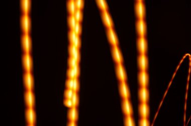 Parlak flama - siyah arkaplan üzerindeki neon parlak çizgiler.