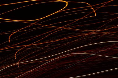 Parlak flama - siyah arkaplan üzerindeki neon parlak çizgiler.