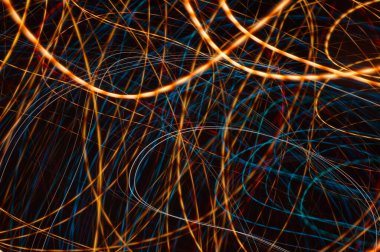 Parlak flama - siyah arkaplan üzerindeki neon parlak çizgiler.