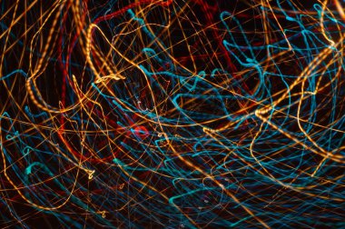 Parlak flama - siyah arkaplan üzerindeki neon parlak çizgiler.