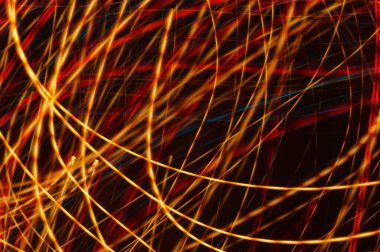 Parlak flama - siyah arkaplan üzerindeki neon parlak çizgiler.