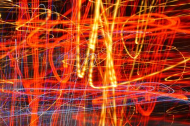 Parlak flama - siyah arkaplan üzerindeki neon parlak çizgiler.