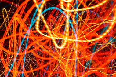 Parlak flama - siyah arkaplan üzerindeki neon parlak çizgiler.