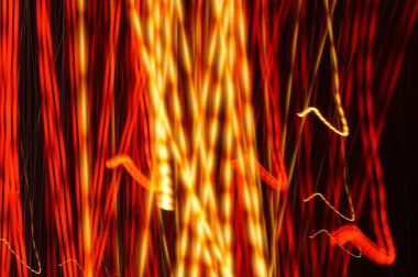 Parlak flama - siyah arkaplan üzerindeki neon parlak çizgiler.