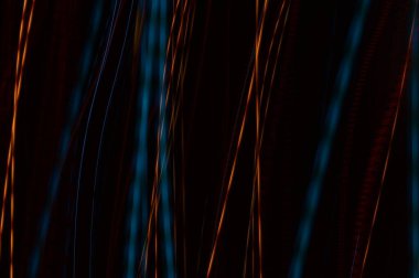 Parlak flama - siyah arkaplan üzerindeki neon parlak çizgiler.