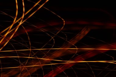 Parlak flama - siyah arkaplan üzerindeki neon parlak çizgiler.