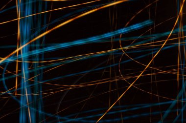 Parlak flama - siyah arkaplan üzerindeki neon parlak çizgiler.