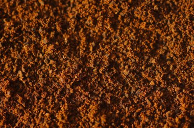 Makro büyüteçle öğütülmüş kahve. Gün ışığı, görünür detaylar, doğal arka plan. Tanıtım metni için bulanık çerçeve ögeleri.
