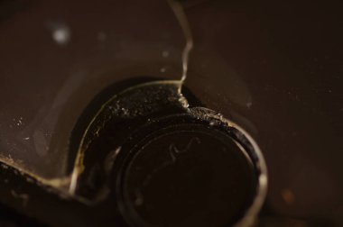 Cep telefonu - koruyucu camlı ekran. Koruyucu filme yakın çekim. Hasar belirtileri olan cam. Telefon koruması yenilenmeyi ya da onarılmayı gerektirir. Kullanılmış, hasarlı telefon ve koruyucu film..