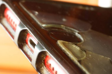 Koruyucu filme yakın çekim. Hasar belirtileri olan cam. Telefon koruması yenilenmeyi ya da onarılmayı gerektirir. Kullanılmış, hasarlı telefon ve koruyucu film. Cep telefonu - koruyucu camlı ekran.