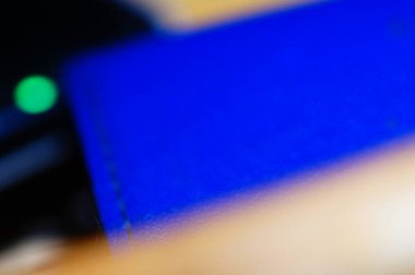 Soyut lekeli mavi arka plan ve koyu elementler. Harfler veya grafikler için resim. Mavi rengin egemenliği, lekeli resim.