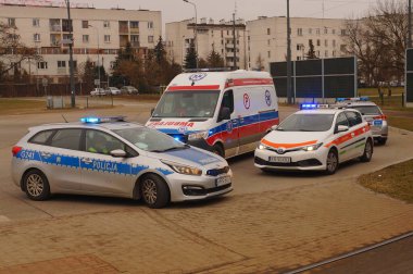 Kentsel taşımacılıktaki kazanın iyileşmesi sırasında acil servis ve polis. Olay yeri..