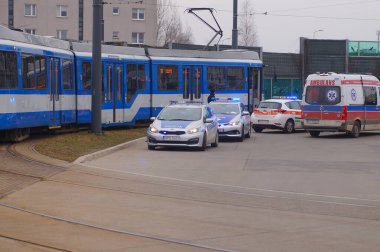 Şehir taşımacılığındaki kazanın iyileşmesi sırasında acil servis ve Polonya polisi. Olay yeri..