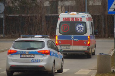 Kentsel taşımacılıktaki kazanın iyileşmesi sırasında acil servis ve polis. Olay yeri..