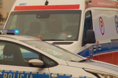 Krakow, Polonya - 03.11.2021: Trafik kazası, Polonya polisi ve sağlık hizmetlerinin müdahalesi. Polis arabası ve ambulans sinyali bekliyor. Kazanın sonuçlarını ortadan kaldırıyorum. Mağdurlara yardım.