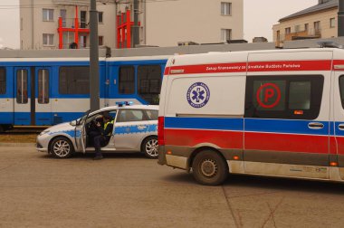 Krakow, Polonya - 03.11.2021: Trafik kazası, Polonya polisi ve sağlık hizmetlerinin müdahalesi. Polis arabası ve ambulans sinyali bekliyor. Kazanın sonuçlarını ortadan kaldırıyorum. Mağdurlara yardım.