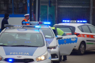 Krakow, Polonya - 03.11.2021: Trafik kazası, Polonya polisi ve sağlık hizmetlerinin müdahalesi. Polis arabası ve ambulans sinyali bekliyor. Kazanın sonuçlarını ortadan kaldırıyorum. Mağdurlara yardım.