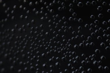 Suda hava kabarcıkları. Bir bardak suda metal kabarcıklar. Soda, yakın plan, koyu arkaplanda..