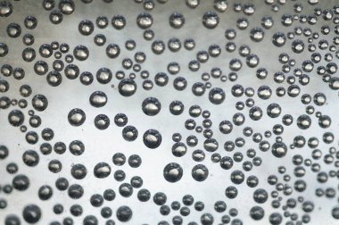 Sudaki kabarcıklar - soyut arkaplan. Karanlık arka planda kabarcıklar. Uzayda cam gri toplar. Sıvıdaki karbondioksit.