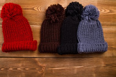 Kış şapka ile Püskül