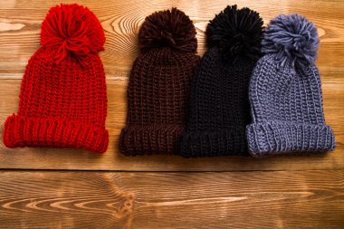 Kış şapka ile Püskül