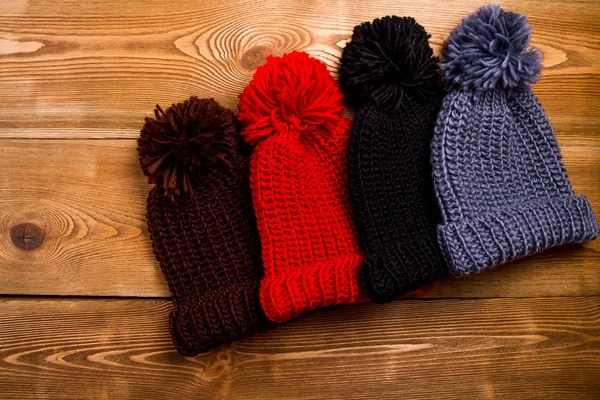 Cappelli invernali con nappa Foto Stock