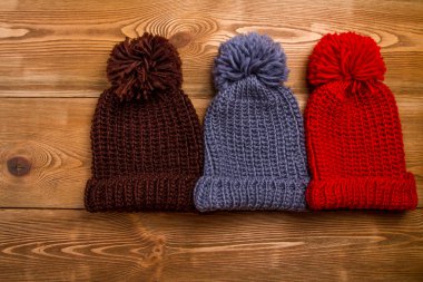 Kış şapka ile Püskül