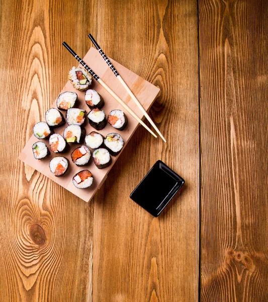 Sushi på ett träbord Stockbild